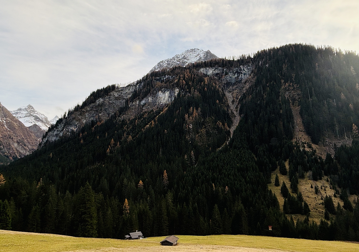 Madau: Blick auf die berühmte Saxerwand hoch über Madau